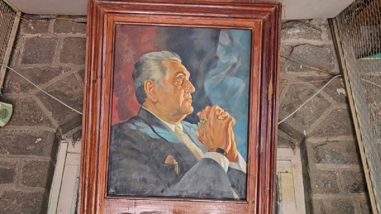 आयुष्यभर सोबत राहण्याचं स्वप्न पाहत केकी मूस कायमचे चाळीसगाव येथे परतण्याचा निर्णय घेतात. निलोफर त्यांना मुंबई रेल्वे स्थानक पर्यंत सोडायला येतात. गाडी सुटण्याच्या क्षणी ती म्हणते — “तू हो पुढे... मी मागच्या पंजाब मेलने येते. रात्रीच जेवण सोबत करूया.” आणि इथून नियतीने वेगळंच पान उघडलं.