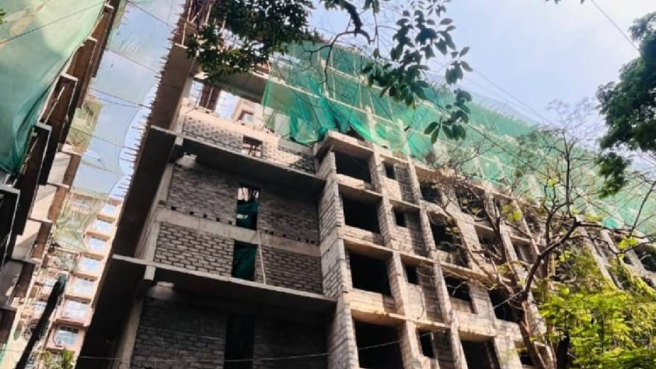 Chembur Accident: क्षणभर काळीज हादरलं! एका क्षणात 6व्या मजल्यावरुन 6 कामगार कोसळले, एकाचा मृत्यू Chembur Accident: क्षणभर काळीज हादरलं! एका क्षणात 6व्या मजल्यावरुन 6 कामगार कोसळले, एकाचा मृत्यू