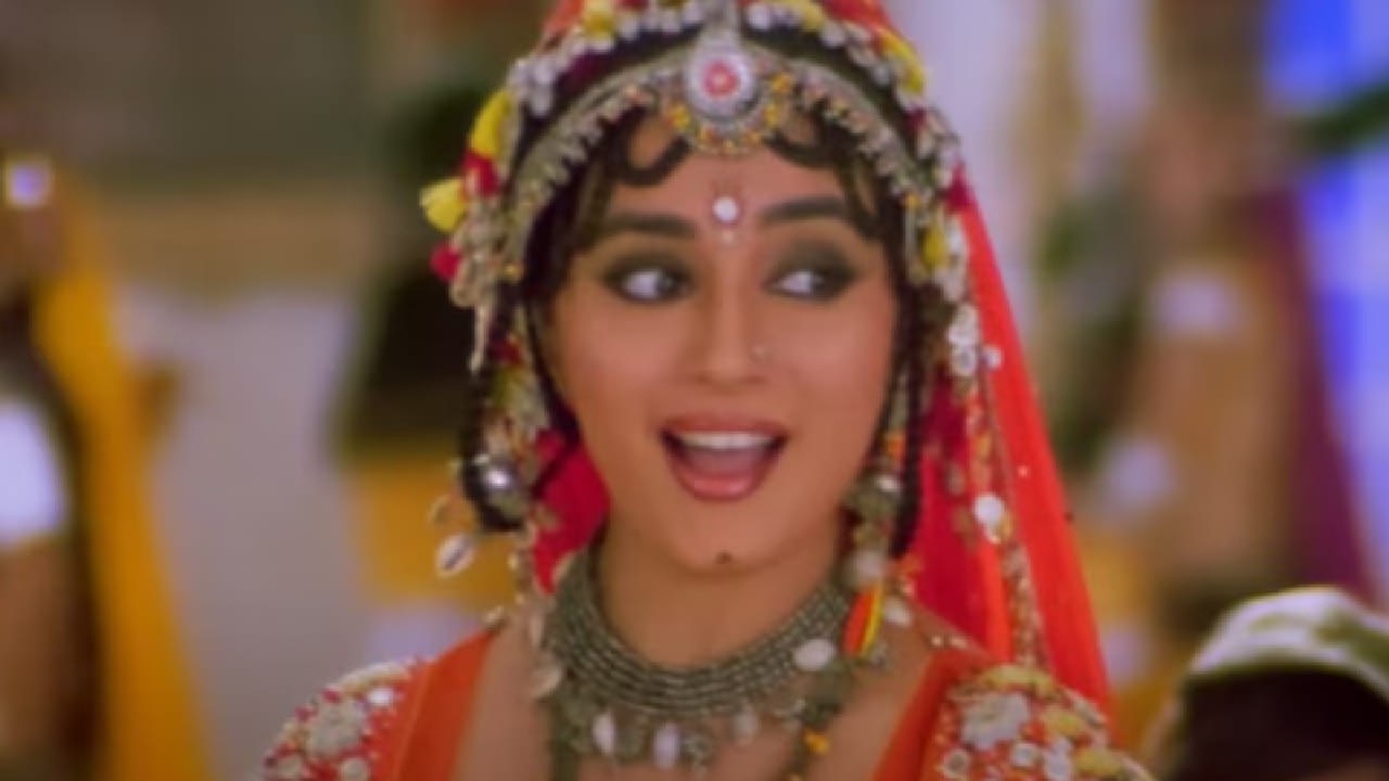 वाद असूनही प्रेक्षकांनी या गाण्याला मोठ्या प्रमाणात प्रतिसाद दिला आणि थिएटरमध्ये चित्रपट लागल्यानंतर लोक या गाण्याचे चाहते बनले. या गाण्याचे बोल ज्येष्ठ गीतकार आनंद बख्शी यांनी लिहिले होते. वाद वाढल्यानंतर त्यांना स्पष्टीकरण द्यावे लागले. 