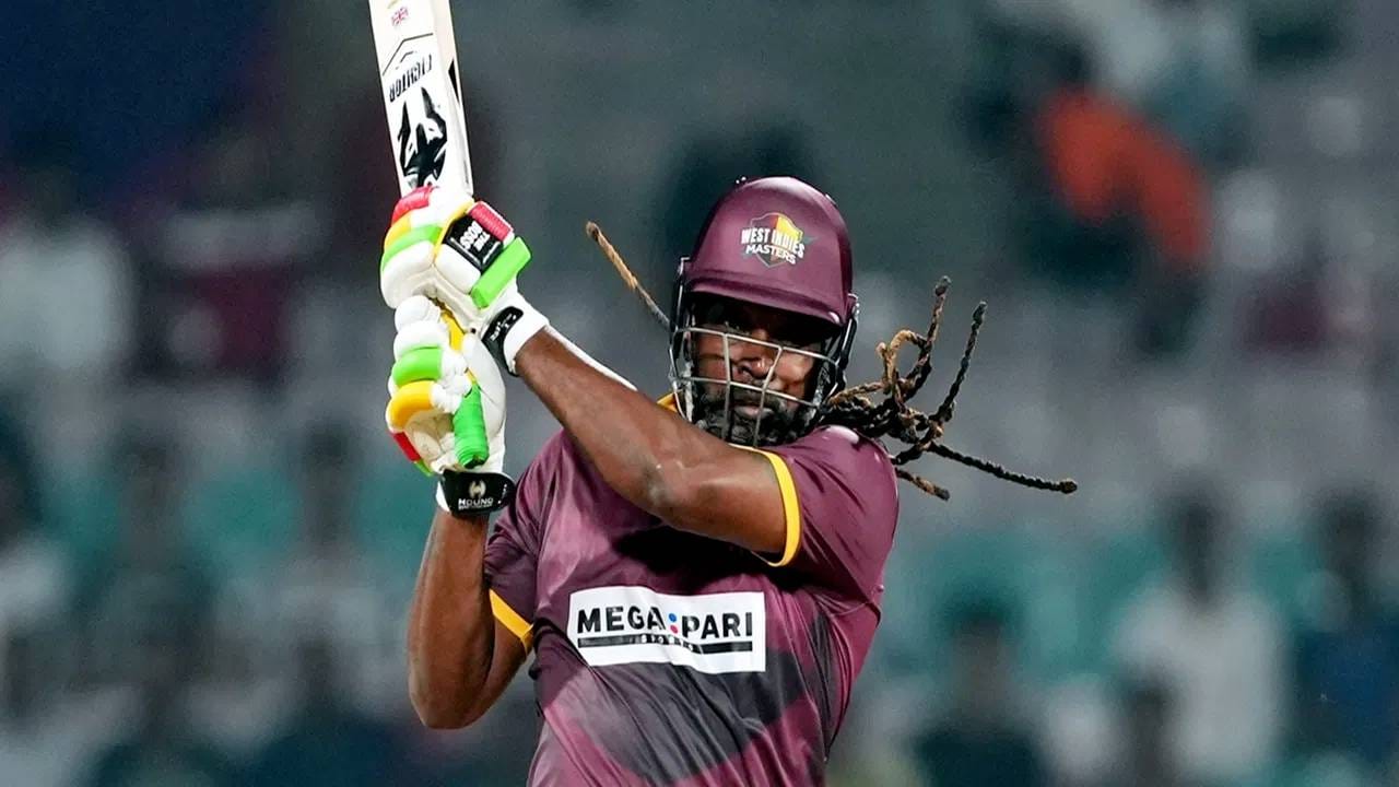 टी20 वर्ल्डकप स्पर्धेत सर्वाधिक षटकारांचा विक्रम वेस्ट इंडिजच्या ख्रिस गेलच्या नावावर आहे. त्याने टी20 वर्ल्डकप स्पर्धेत एकूण 63 षटकार मारले आहेत. हा विश्वविक्रम असून त्याने 31 डावात 965 धावा केल्या आहेत. यात दोन शतकांचा समावेश आहे. (Photo- PTI)