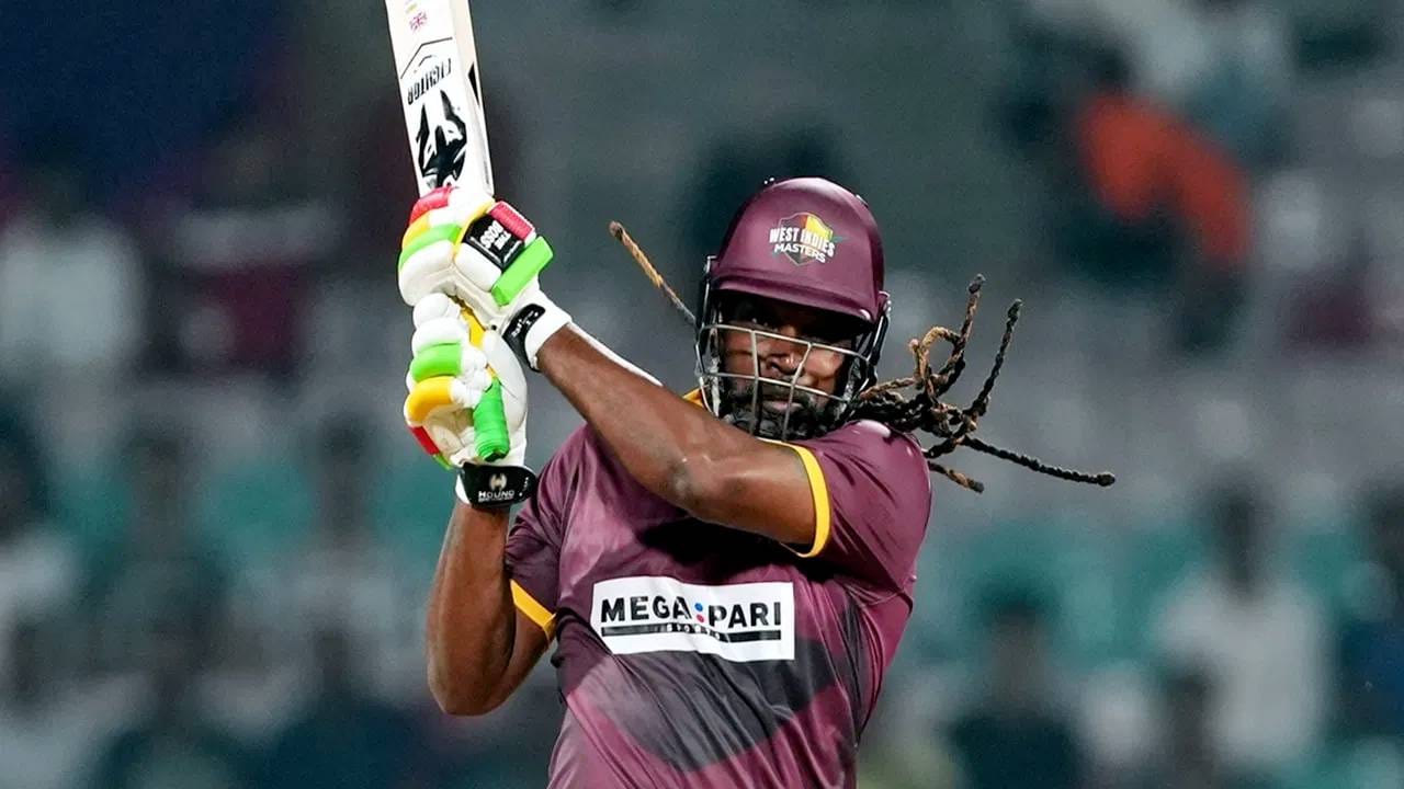 टी20 वर्ल्डकप स्पर्धेत आतापर्यंत 13 फलंदाजांनी शतकी खेळी केली आहे. यात ख्रिस गेल एकमेव असा खेळाडू आहे की, त्याने या स्पर्धेत दोन शतकं ठोकली आहे. त्याने 2007 मध्ये दक्षिण अफ्रिकेविरुद्ध 117 धावांची खेळी केली होती. तर 2016 मध्ये इंग्लंडविरुद्ध नाबाबद 100 धावा केल्या. (Photo- PTI)