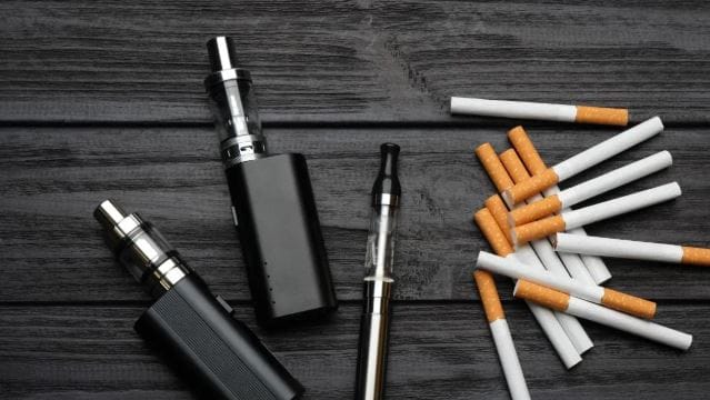 भारतात तंबाखूजन्य पदार्थांवरील आकारण्यात येणाऱ्या करपद्धतीत बदल करण्यात आले आहेत. त्यामुळेच सिगारेट महागली आहे. अर्थसंकल्पात सिगारेटची लांबी, फिल्टर तसेच अन्य बाबी लक्षात घेऊन टॅक्स स्लॅब निश्चित करण्यात आला आहे. सेस आणि कम्प्लायंस वाढल्यानेही सिगारेट निर्मिती कंपन्यांच्या डोक्यावर कराचे ओझे वाढले आहे. 