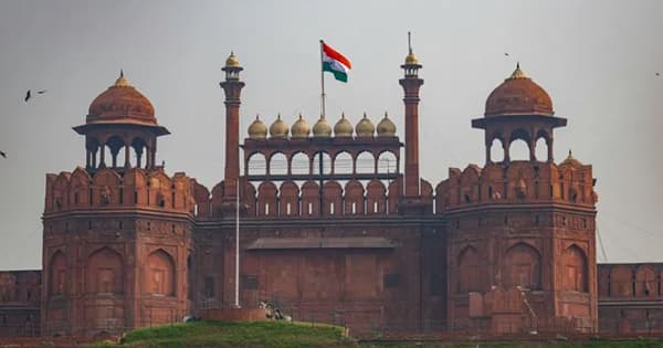 केंद्र सरकारने केरळ या राज्याचे नाव बदलून केरलम करण्याच्या प्रस्तावाला मंजुरी दिली आहे. हे नाव बदलण्याबाबतचा प्रस्तावर खुद्द केरळच्याच सरकारने केंद्राकडे पाठवला होता. आता केरळ हे राज्या यापुढे केरलम या नावाने ओळखले जाणार आहे.