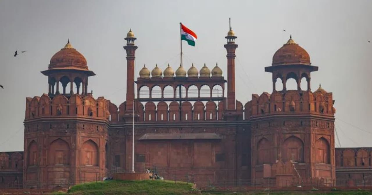 केंद्र सरकारने केरळ या राज्याचे नाव बदलून केरलम करण्याच्या प्रस्तावाला मंजुरी दिली आहे. हे नाव बदलण्याबाबतचा प्रस्तावर खुद्द केरळच्याच सरकारने केंद्राकडे पाठवला होता. आता केरळ हे राज्या यापुढे केरलम या नावाने ओळखले जाणार आहे.