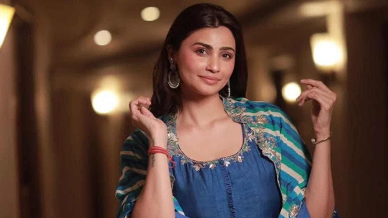 डेझी शाहने यापूर्वी तिच्या टॉक्सिक नात्यांबद्दलही खुलासा केला होता. तिच्या एका माजी प्रियकराने तिला पुरुष कलाकारांसोबत काम करण्यास मज्जाव केल्याचा अनुभव तिने सांगितला. आजकाल नात्यांमध्ये अनिश्चितता वाढली आहे. कधी जोडपी वेगळी होतात तर कधी भीतीदायक घटना घडतात. त्यामुळे काळजी वाटते असे ती म्हणाली.