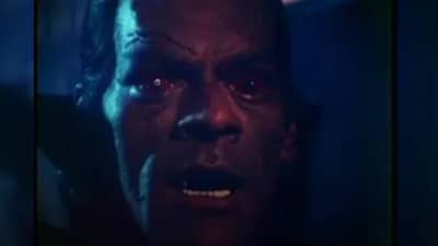 एकट्याने चित्रपट पाहण्यासाठी 10 हजारांचं बक्षीस; थिएटरबाहेर ॲम्ब्युलन्स