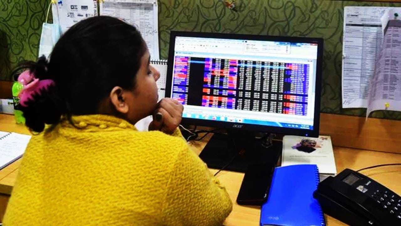 अमेरिका आणि भारतात बहुप्रतिक्षित व्यापारी करार एकदाचा पार पडला. या करारामुळे भारतीय शेअर बाजार थोडा सावरला. पण बाजारातील शेअरची पडझड थांबलेली नाही. एक रुपयाही कर्ज नसलेल्या कंपनीचा शेअर आपटला आहे. त्यामुळे या कंपनीत ही गुंतवणुकीची योग्य वेळ आहे का, याची गुंतवणूकदार चाचपणी करत आहेत. 