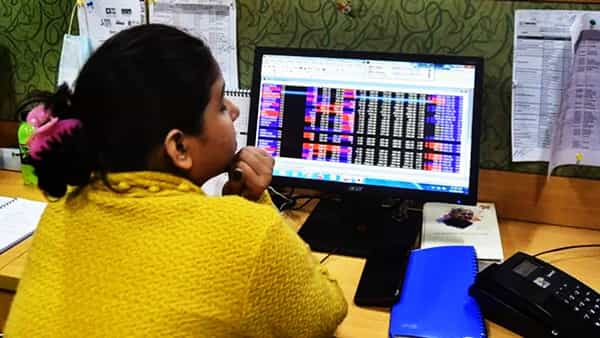 अमेरिका आणि भारतात बहुप्रतिक्षित व्यापारी करार एकदाचा पार पडला. या करारामुळे भारतीय शेअर बाजार थोडा सावरला. पण बाजारातील शेअरची पडझड थांबलेली नाही. एक रुपयाही कर्ज नसलेल्या कंपनीचा शेअर आपटला आहे. त्यामुळे या कंपनीत ही गुंतवणुकीची योग्य वेळ आहे का, याची गुंतवणूकदार चाचपणी करत आहेत.