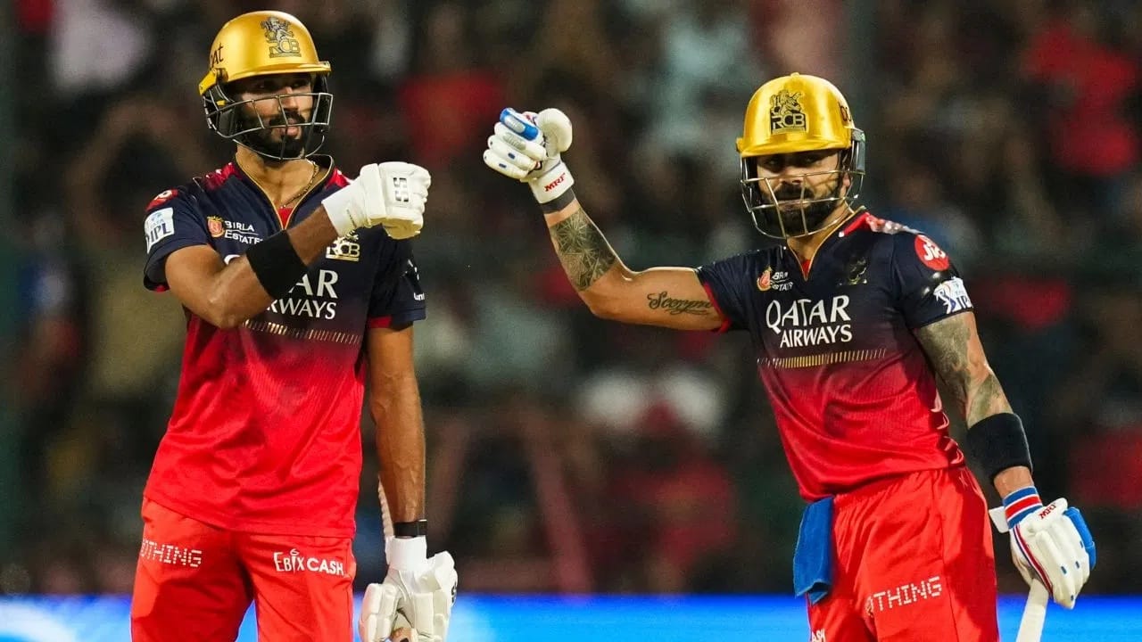 कर्नाटक राज्य क्रिकेट असोसिएशन अर्थात केएसीए आणि आरसीबीकडून राज्य सरकारकडे या मैदानात सामन्यांच्या आयोजनासाठी परवानगी मागण्यात आली होती. आता राज्य सरकारने अटी शर्थींसह परवानगी दिली आहे. त्यामुळे आता केएसीए या अटी शर्थींची पूर्तता करण्यात यशस्वी ठरणार का? हे पाहणं महत्त्वाचं ठरणार आहे. (Photo Credit : PTI)