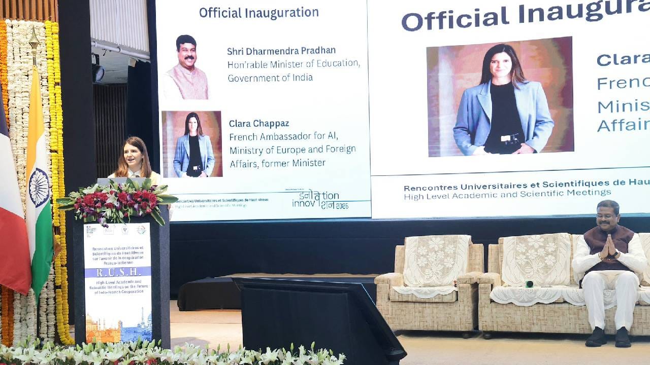 यासंबंधी त्यानी ट्विटरवर पोस्ट लिहीत माहिती दिली. 'Clara Chappaz मॅडम यांच्यासह, डिजिटल व्यवहार आणि कृत्रिम बुद्धिमत्ता विषयक फ्रान्सच्या राजदूत, फ्रान्सने All India Institute of Medical Sciences, New Delhi येथे आयोजित करण्यात आलेल्या RUSH—भारत-फ्रान्स सहकार्याच्या भविष्यावरील उच्चस्तरीय शैक्षणिक आणि वैज्ञानिक परिषद—याच्या उद्घाटन प्रसंगी फ्रान्स आणि भारतातील मान्यवर मित्र, प्राध्यापक, संशोधक आणि नवोन्मेषक यांचे स्वागत केलं' असं त्यांनी लिहीलं. 