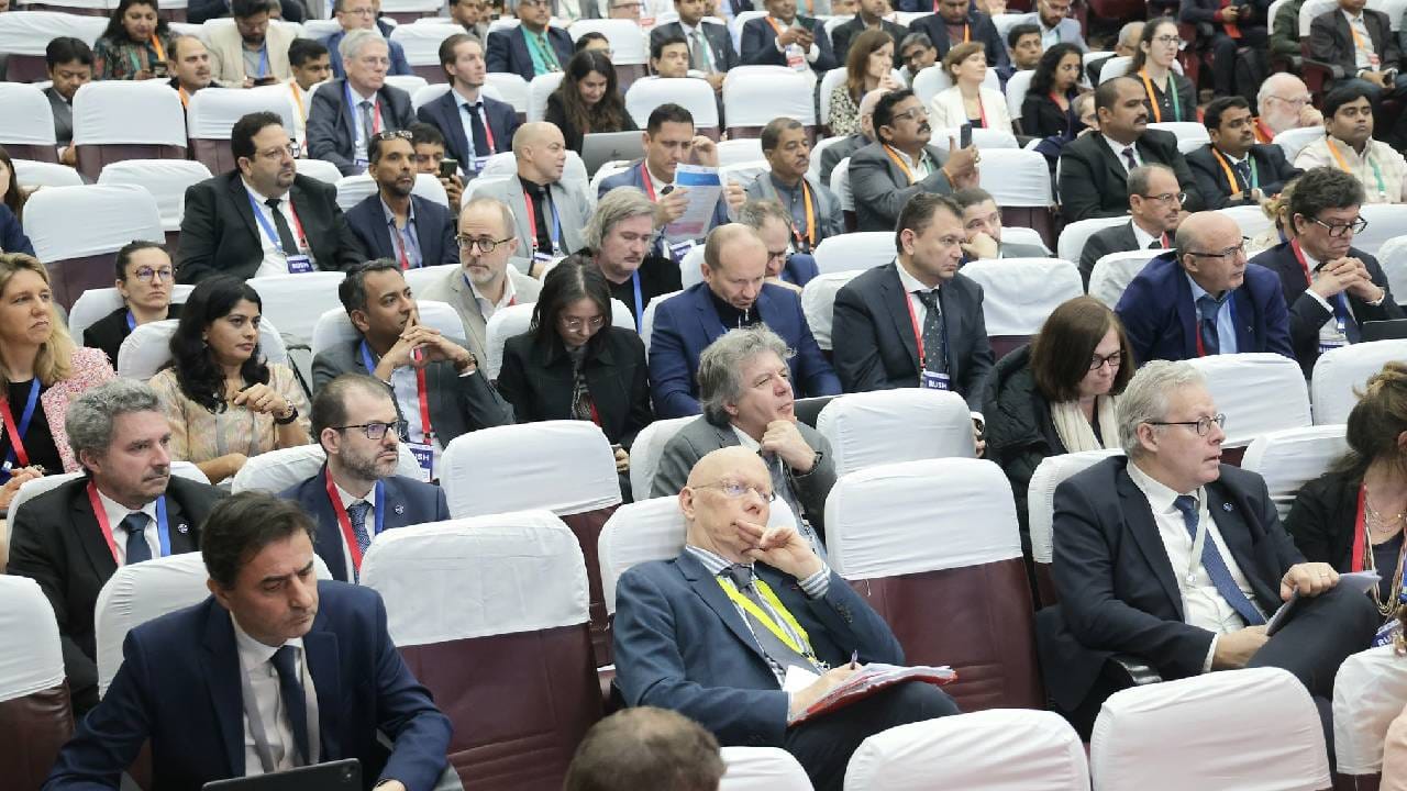 या सोहळ्याची काही क्षणचित्रही त्यांनी त्यांच्या अकाऊंटवर शेअर केली.  दिल्लीत सुरू असलेल्या या समिटसाठी देशातूनच नव्हे तर जगभरातून अनेक लोक आले आहेत. यावेळी आयएची आव्हानं आणि एआयचे फायदे यावर चर्चा करण्यात येत आहे. एआयमुळे जग कसं बदलणार आहे. आणि एआय ही काळाची कशी गरज आहे, याचीही माहिती यात देण्यात येत आहे.