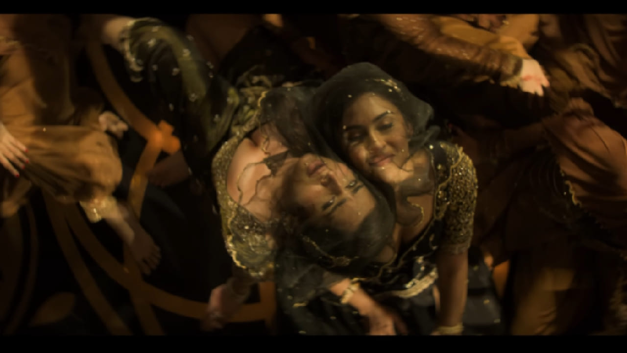 2025 मध्ये बॉक्स ऑफिसवर अनेक चित्रपट प्रदर्शित झाले. मात्र, एक असा चित्रपट थिएटरमध्ये आला ज्याने अख्ख बॉक्स ऑफिसवर डोक्यावर घेतलं. हा चित्रपट तर ब्लॉकबस्टर झालाच, मात्र, यामधील प्रत्येक गाणं सुपरहिट झालं. 