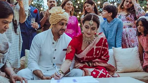 अभिनेत्री दिया मिर्झाने सोशल मीडियावर काही खास फोटो पोस्ट केले आहेत. दिया मिर्झाच्या आयुष्यातील सर्वांत खास क्षणांचे हे फोटो आहेत. याच क्षणापासून तिने तिच्या आयुष्याच्या दुसऱ्या इनिंगची सुरुवात केली होती.