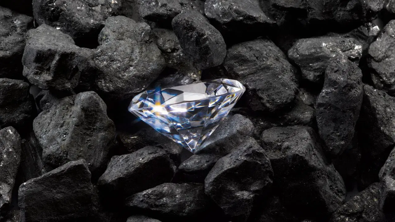 दक्षिण आफ्रिका: ऐतिहासिकदृष्ट्या दक्षिण आफ्रिका हे हिरा उद्योगाचे केंद्र राहिले आहे. 19 व्या शतकातील मोठ्या शोधानंतर आजही हा देश जागतिक बाजारपेठेत आपले महत्त्वाचे स्थान टिकवून आहे.