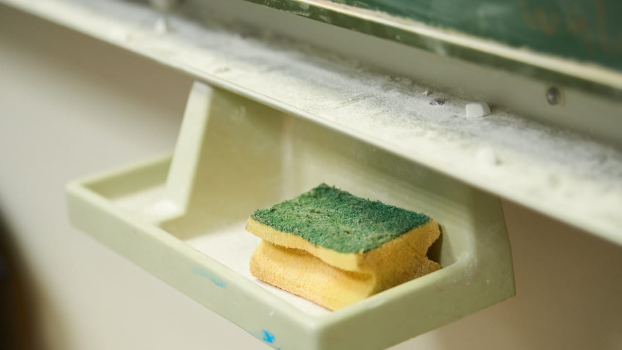 स्क्रबरचा आकार बदलणे किंवा त्याचे धागे निघाले असतील तर तो निकामी झाला आहे, हे समजून घ्या. जर भांडी घासण्याची घासणी हाताला तेलकट किंवा चिकट लागत असेल, तर ती पूर्णपणे अस्वच्छ झाली आहे. त्यामुळे ती लगेचच बदलावी.