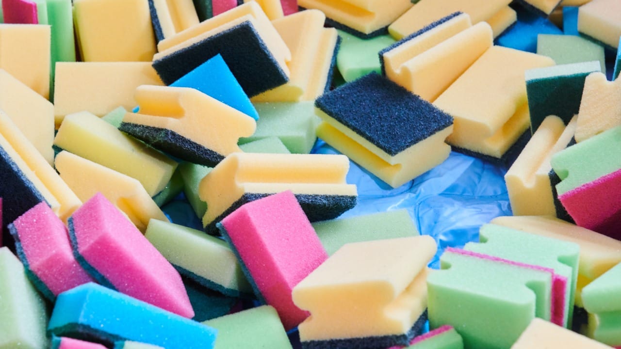 आरोग्य तज्ज्ञांच्या मते, भांडी घासण्याचा स्क्रबर जास्तीत जास्त २ ते ३ आठवड्यांपेक्षा (१४ ते २१ दिवस) जास्त काळ वापरू नये. तो दिसायला नवीन वाटत असला, तरी त्यातील छिद्रांमध्ये अन्नाचे कण आणि ओलावा साचून राहतो.