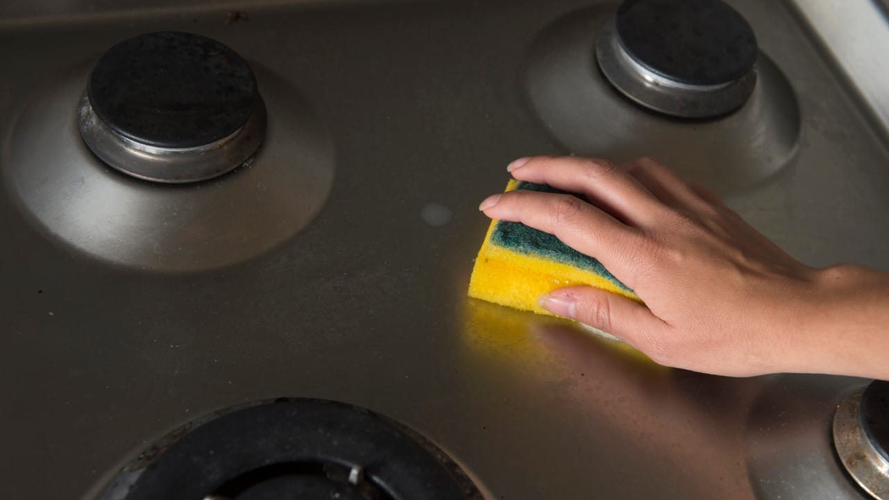 एका जागतिक आरोग्य अहवालानुसार, स्वयंपाकघरातील ओला स्क्रबर किंवा स्पंजमध्ये मोठ्या प्रमामात बॅक्टेरिया आढळू शकतात. त्यामुळे तो किती दिवस वापरावा, याबाबत काही ठोस नियम तज्ज्ञांनी सांगितले आहेत.