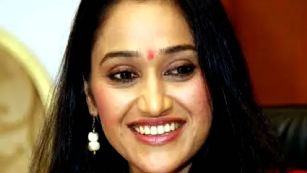 'तारक मेहता का उल्टा' या मालिकेत दयाबेनची भूमिका साकारून अभिनेत्री दिशा वकानी लोकप्रिय झाली. तिने 1997 मध्ये 'कमसिन: द अनटच्ड' या बी-ग्रेड चित्रपटातून करिअरची सुरुवात केली होती. 
