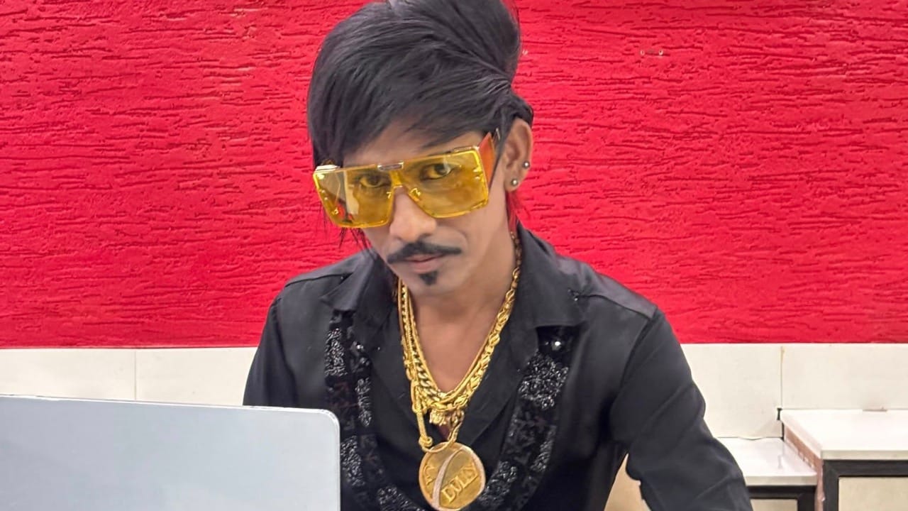 सोशल मीडिया स्टार डॉलीने त्याच्या डॉली की टपरी या ब्रँडच्या विस्तारासाठी फ्रँचायझी मॉडेल अधिकृतपणे लाँच केले आहे. डॉलीच्या मते, हा केवळ चहाचा ब्रँड नसून तो एक स्ट्रीट ब्रँ' म्हणून उदयास येत आहे. ज्यांना व्यवसायात काहीतरी वेगळे आणि मोठे करण्याची इच्छा आहे, अशा उद्योजकांसाठी ही मोठी संधी आहे.