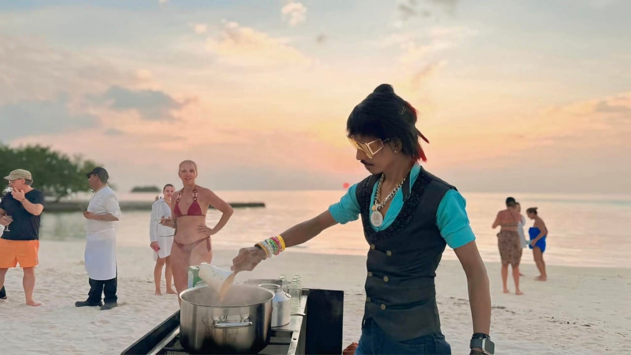 देशात सध्या स्टार्टअप्सची मोठी लाट आहे. सध्या खाद्य आणि पेय क्षेत्रात चहाच्या व्यवसायाने मोठी क्रांती घडवली आहे. एमबीए चहावाला आणि चाय सुट्टा बार यांसारख्या मोठ्या ब्रँड्सच्या यशानंतर आता नागपूरचा प्रसिद्ध डॉली चहावाला (Dolly Ki Tapri) आपला विस्तार करण्यासाठी सज्ज झाला आहे.