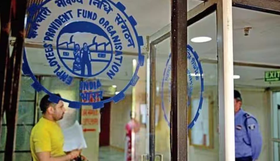 50 व्या वर्षी पेन्शन कशी मिळवावी - जर तुमचे वय ५० वर्षे झाली असली तरी तुम्ही अर्ली पेन्शन घेऊ शकता. परंतू ५८ वर्षांच्या आत पेन्शन घेतल्यास दर वर्षी ४ टक्के कपात गेली जातात. ५० व्या वर्षी पेन्शन घेतल्यानंतर २५ टक्के रक्कम कमी होऊ शकते.