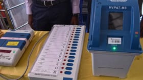 थेट धाब्यावर मिळाल्या 2 ईव्हीएम मशिन, मोठा गोंधळ, निवडणूक अधिकाऱ्यांसह.