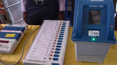 थेट धाब्यावर मिळाल्या 2 ईव्हीएम मशिन, मोठा गोंधळ, निवडणूक अधिकाऱ्यांसह...