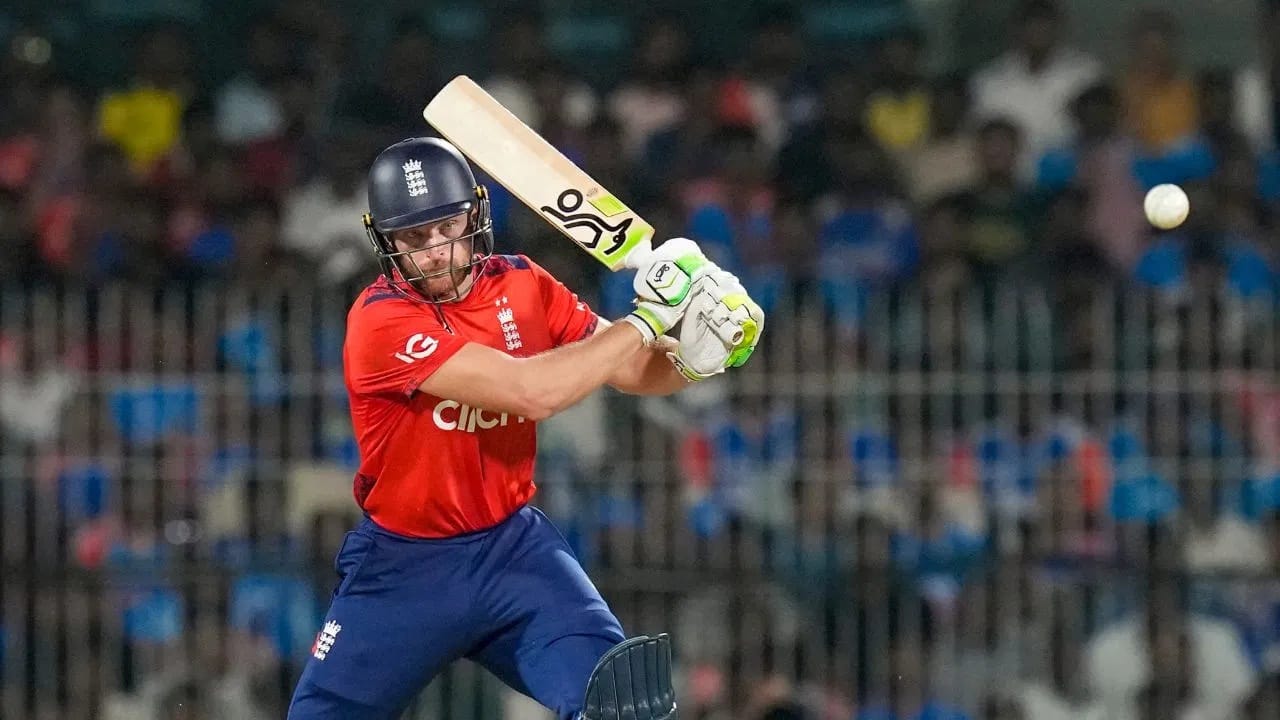 जयवर्धने याने टी 20i वर्ल्ड कप स्पर्धेतील 31 सामन्यांमध्ये 1 हजार 16 धावा केल्यात. तर बटलरच्या नावावर आता  36 सामन्यांमध्ये 1 हजार 39 धावा झाल्या आहेत. बटलर यासह टी 20i वर्ल्ड कप स्पर्धेत सर्वाधिक धावा करणाऱ्या फलंदाजांच्या यादीत तिसऱ्या स्थानी पोहचला आहे. या यादीत पहिल्या आणि दुसऱ्या स्थानी भारताची माजी दिग्गज जोडी विराट कोहली आणि रोहित शर्मा विराजमान आहेत.  (Photo Credit : PTI)