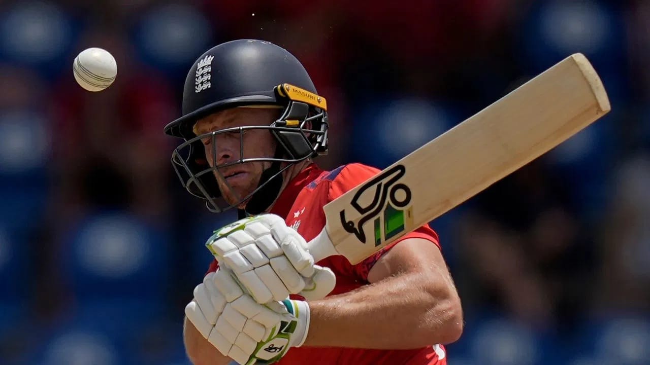 इंग्लंडच्या अनुभवी विकेटकीपर बॅट्समनने नेपाळ विरुद्ध 17 चेंडूत 26 धावांची खेळी केली. जोसने या खेळीत 5 चौकार लगावले. जोसने यासह आयसीसी टी 20i वर्ल्ड कप स्पर्धेत सर्वाधिक धावांबाबत श्रीलंकेचा माजी दिग्गज फलंदाज महेला जयवर्धने याला मागे टाकलं. (Photo Credit : PTI)