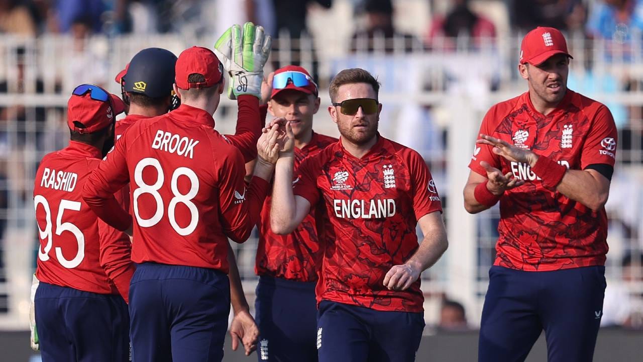 इंग्लंडने साखळी फेरीतील शेवटच्या सामन्यात इटलीचा 24 धावांनी धुव्वा उडवला आणि सुपर 8 फेरीत स्थान पक्कं केलं. या सामन्यात इंग्लंडने 202 धावांचं आव्हान ठेवलं होतं. पण इटलीचा संघ 178 धावांपर्यंत मजल मारू शकला. या सामन्याच्या निकालानंतर क गटाचं चित्र स्पष्ट झालं आहे. इटली, स्कॉटलँड आणि नेपाळ हे संघ स्पर्धेतून आऊट झाले आहेत. या सामन्यात काही विक्रमांची नोंद झाली ते जाणून घेऊयात.. (Photo- England Cricket Twitter)