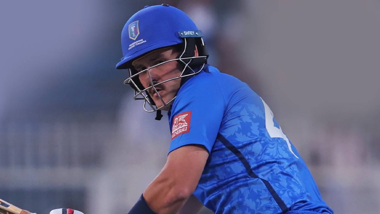 टी20 वर्ल्डकप स्पर्धेत असोसिएट संघाकडून जलद अर्धशतक ठोकणाऱ्या खेळाडूंच्या यादीत इटलीच्या बेन मॅनेंटीने एन्ट्री मारली आहे. या यादीत संयुक्तरित्या दुसऱ्या स्थानावर आहे. नेदरलँडच्या स्टीफन मायबर्गने आयर्लंडविरुद्ध 2014 मध्ये 17 चेंडूत अर्धशतक ठोकलं होतं. आता 2026 मध्ये बेन मॅनेंटीने इंग्लंडविरुद्ध 22 चेंडूत अर्धशतक ठोकलं आहे. अमेरिकेच्या आरोन जोन्सनेही 2024 मध्ये 22 चेंडूत कॅनडाविरुद्ध अर्धशतक ठोकलं होतं.  (Photo- ICC Cricket Twitter)