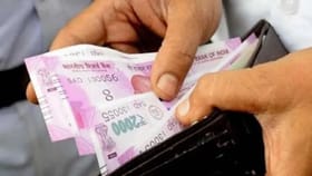 पाकिटात ठेवा या 4 वस्तू, आयुष्यात कधीच पैशांची कमी भासणार नाही.