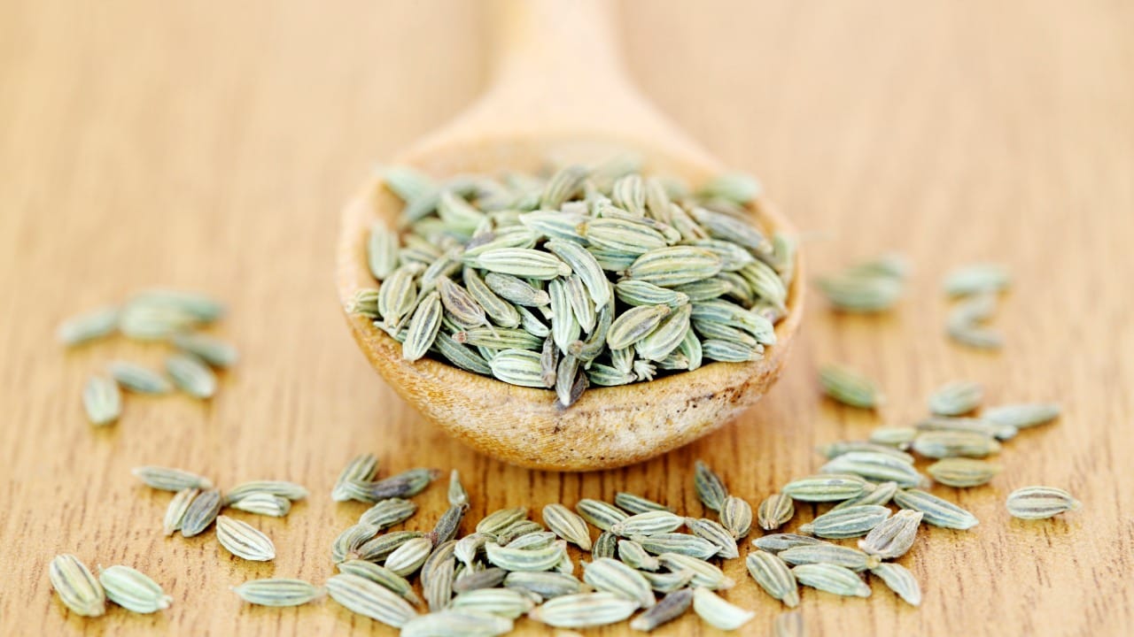 बडीशेपमध्ये पोटॅशियमचे प्रमाण चांगले असते, जे रक्तदाब नियंत्रित ठेवण्यास मदत करते. यातील व्हिटॅमिन ए डोळ्यांची दृष्टी सुधारण्यासाठी पोषक मानले जाते. तसेच शरीरातील विषारी घटक बाहेर काढून रक्त शुद्ध करण्याचे काम बडीशेप करते. ज्यामुळे त्वचेवर नैसर्गिक चमक येते.