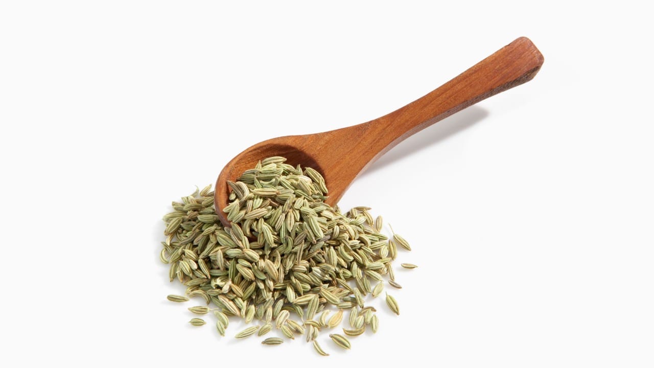 बडीशेपमध्ये असणारी नैसर्गिक तेले (Essential Oils) पोटातील पाचक रसांचा स्राव वाढवण्यास मदत करतात. यामुळे जड अन्न लवकर पचते. जर तुम्हाला अपचन, गॅस किंवा पोट फुगल्यासारखे वाटत असेल, तर जेवणानंतर थोडी बडीशेप खाणे अत्यंत फायदेशीर ठरते.