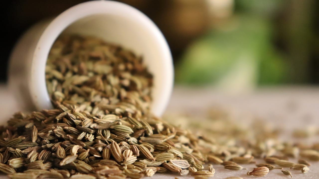 भारतीय घरांमध्ये किंवा हॉटेलमध्ये जेवण झाल्यावर ताटात बडीशेप आणि खडीसाखर दिली जाते. ही केवळ पाहुणचाराची पद्धत नसून, त्यामागे आरोग्याचे मोठे शास्त्र दडलेले आहे. अनेकजण याला फक्त माऊथ फ्रेशनर समजतात, परंतु बडीशेप हा औषधी गुणांचा खजिना आहे.