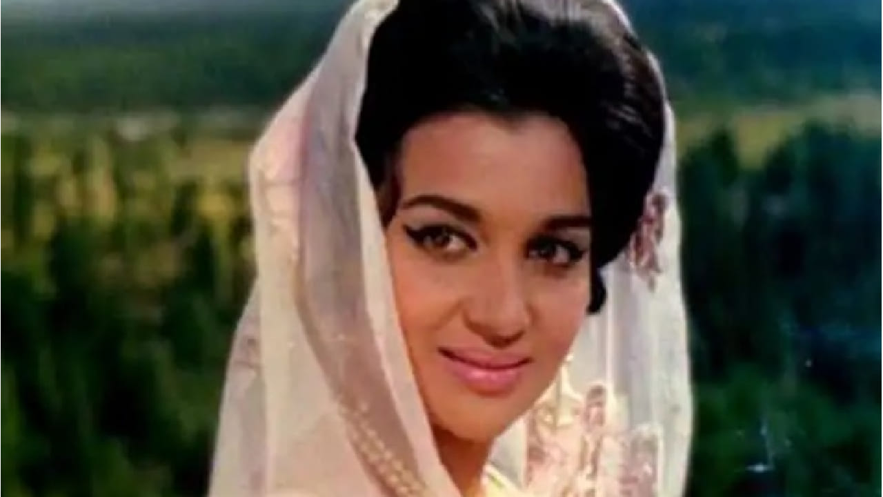 केवळ अभिनय नाही तर नृत्यकौशल्य, व्यक्तिमत्त्व आणि बॉक्स ऑफिसवरील यशाच्या जोरावर त्या त्या काळातील सर्वाधिक मानधन घेणाऱ्या अभिनेत्रींपैकी एक ठरल्या. 1959 साली प्रदर्शित झालेल्या 'दिल दे के देखो' या चित्रपटामुळे त्यांना खरी ओळख मिळाली. चित्रपटाच्या यशानंतर त्या रातोरात स्टार बनल्या.