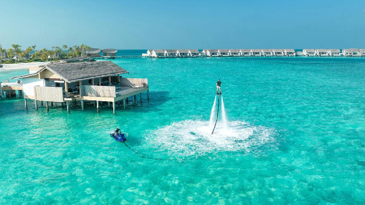 मालदीव आपल्या समुद्रावर उभारलेल्या वॉटर व्हिलांसाठी प्रसिद्ध आहे. छोट्या-छोट्या बेटांमुळे येथे मिळणारी प्रायव्हसी विशेष आहे. खोलीच्या खिडकीतून थेट समुद्रात उतरून रंगीबेरंगी मासे पाहणे, स्कुबा डायव्हिंगचा आनंद घेणे आणि समुद्राखालील रेस्टॉरंटमध्ये जेवण करणे हे येथील संस्मरणीय अनुभव आहेत.