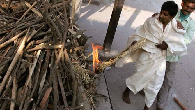 अंत्यसंस्काराच्या वेळी पाण्याने भरलेले मडकं का फोडलं जातं?