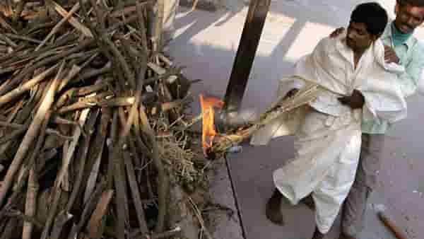 Hindu Funeral Rites: अंत्यसंस्काराच्या वेळी पाण्याने भरलेले मडकं का फोडलं जातं?