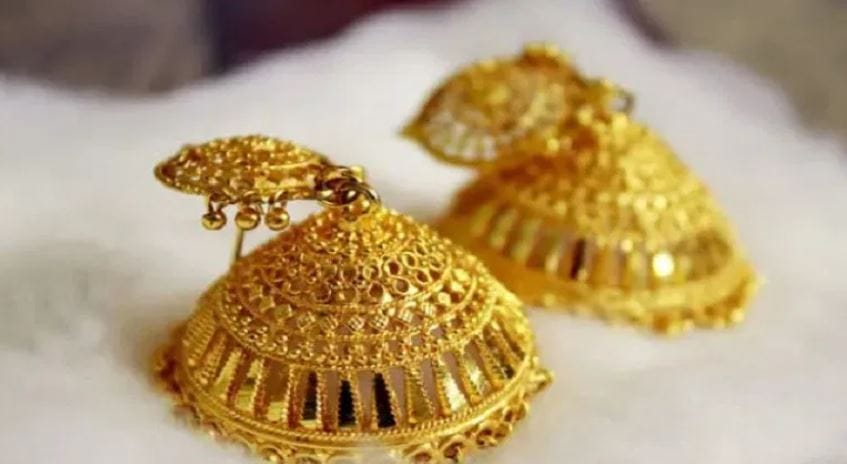 सध्या सोने आणि चांदीच्या भावात मोठा चढउतार होताना पाहायला मिळत आहे. काही दिवसांपूर्वी सोन्याचा भाव सातत्याने वाढताना पाहायला मिळत होता. त्यानंतर सोन्याला पुन्हा घसरण लागली. आता पुन्हा एकदा सोने तसेच चांदीचा भाव वधारल्याचे पाहायला मिळत आहे. 