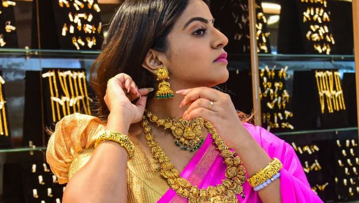 सोन्याचा भाव एखाद्या सापशिडीच्या खेळाप्रमाणे कधी वाढतोय तर कधी वेगाने कमी होत आहे. बुधवारी (18 फेब्रुवारी) सोन्याचा भाव चांगलाच वाढला. एका दिवसात 1297 रुपयांनी वाढल्याचे पाहायला मिळाले. या वाढीसह सोन्याचा भाव 152715 रुपये प्रति दहा ग्रॅमपर्यंत वाढला.