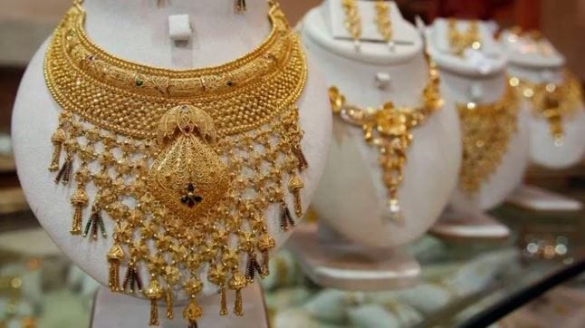 प्रत्येक शहरांमध्येही सोन्याचा भाव कुठे कमी तर कुठे जास्त असल्याचे पाहायला मिळाले. दिल्लीत 24 कॅरेट सोन्याचा भाव 15435 रुपये प्रति ग्रॅमवर तर 22 कॅरेट सोन्याचा भाव 14150 रुपये प्रति ग्रॅमवर पोहोचला.