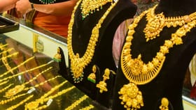 पाकिस्तानात सोनं पाहायलाही मिळेना, दागिने करणं झालं मुश्कील.