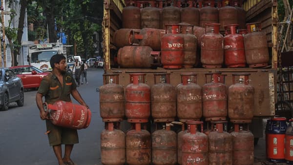 आजच्या काळात महागाई वाढत असताना घरातील एलपीजी गॅस (LPG Gas) वाचवणे अत्यंत गरजेचे झाले आहे. साधारणपणे एका कुटुंबात गॅस सिलिंडर दोन ते तीन महिने आरामात चालतो.
