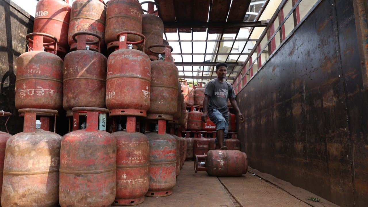 डाळ किंवा तांदूळ शिजवण्यापूर्वी अर्धा तास पाण्यात भिजत घातल्यास ते मऊ होतात आणि खूप लवकर शिजतात. या छोट्या पण महत्त्वपूर्ण सवयी लावून घेतल्यास तुमच्या घरच्या बजेटवरचा ताण नक्कीच कमी होईल आणि गॅस सिलेंडर जास्त दिवस टिकण्यास मदत होईल.