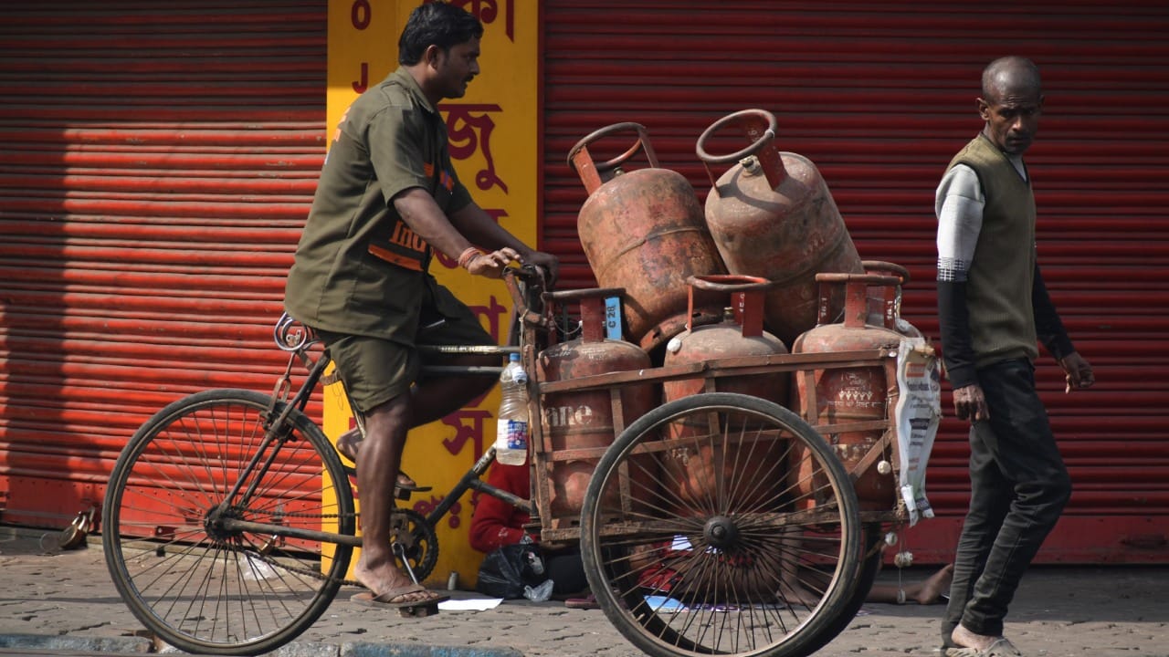 फ्रीजमधून काढलेले दूध किंवा भाज्या अत्यंत थंड असतात. त्या थेट गॅसवर ठेवल्यास शिजण्यासाठी किंवा गरम होण्यासाठी दुप्पट गॅस लागतो. असे पदार्थ गरम करण्यापूर्वी किमान १५-२० मिनिटे बाहेर काढून सामान्य तापमानाला येऊ द्या.