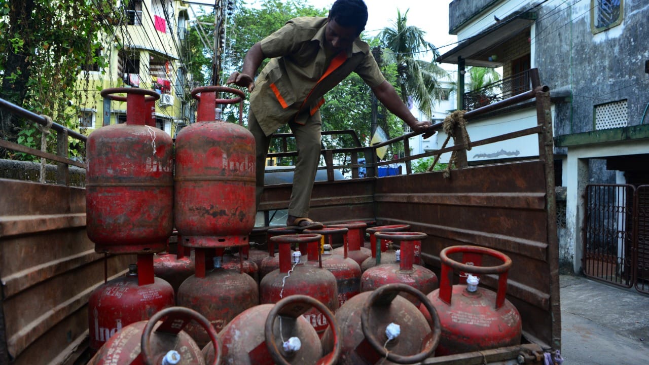 अनेकजण घाईघाईत धुतलेली ओली भांडी थेट गॅसवर ठेवतात. भांड्यातील पाणी सुकवण्यासाठी गॅसची अधिक ऊर्जा खर्च होते. त्याऐवजी भांडी कापडाने पुसून कोरडी करून मगच वापरा.