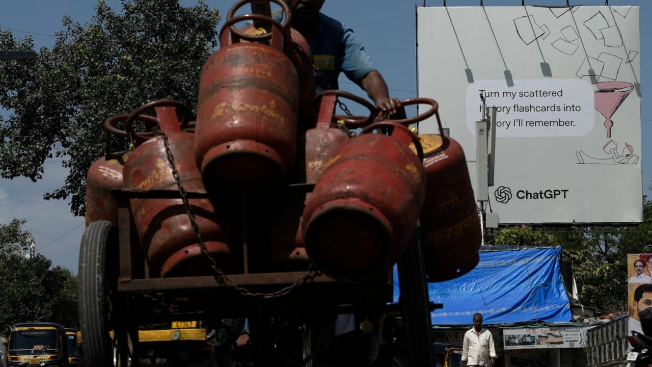 गॅसच्या बर्नरमध्ये घाण किंवा कचरा साचल्यास त्याची छिद्र बंद होतात. परिणामी, गॅसची फ्लेम निळी न राहता पिवळी दिसू लागते. पिवळी फ्लेम म्हणजे गॅस वाया जात असल्याचे लक्षण असते. त्यामुळे बर्नर नेहमी स्वच्छ ठेवा जेणेकरून उष्णता योग्य मिळेल.
