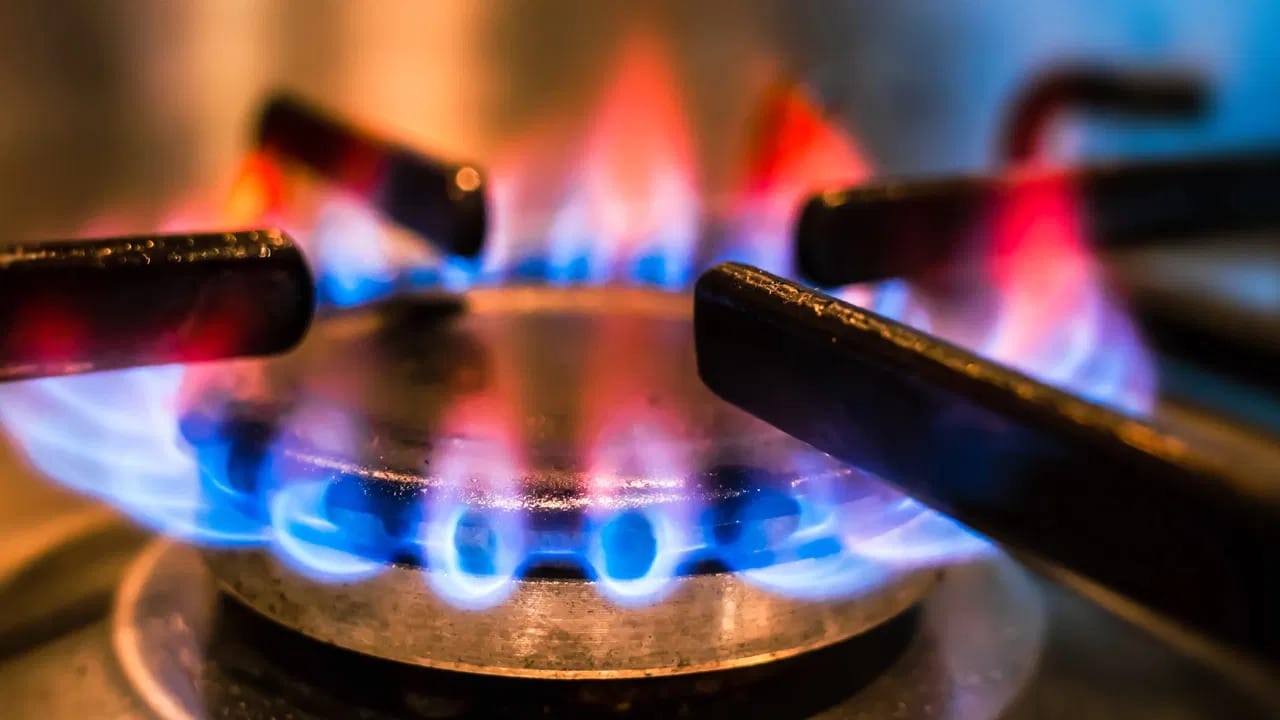 गॅस पेटवल्यानंतर फोडणीचे साहित्य शोधण्यापेक्षा, सर्व तयारी म्हणजे भाजी चिरणे, मसाला तयार ठेवणे हे आधीच करून ठेवा. यामुळे गॅस विनाकारण जळत नाही. स्वयंपाक करताना भांड्यावर नेहमी झाकण ठेवा. यामुळे वाफ आतच राहते आणि अन्न कमी वेळेत शिजते, ज्यामुळे गॅसची बचत होते.