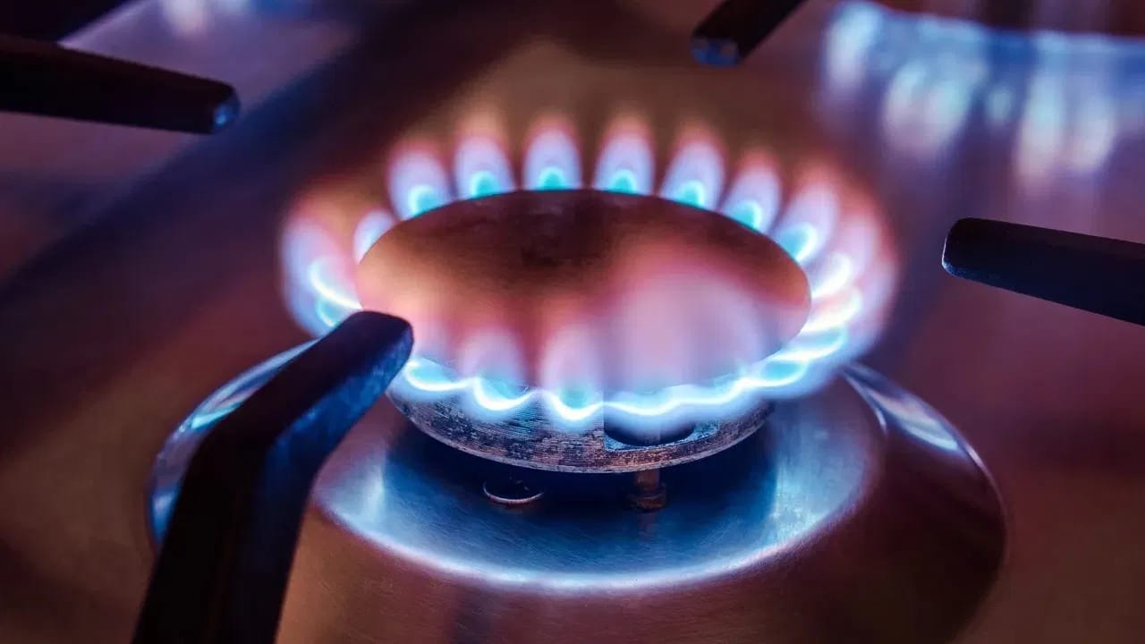 मात्र, अनेक वेळा काही लहान चुकांमुळे गॅसची नासाडी होते. त्यामुळे गॅस सिलेंडर वेळेआधीच संपतो. जर तुम्हालाही ही समस्या जाणवत असेल, तर खालील काही सोप्या ट्रिक्स वापरून तुम्ही गॅसची मोठी बचत करू शकता.